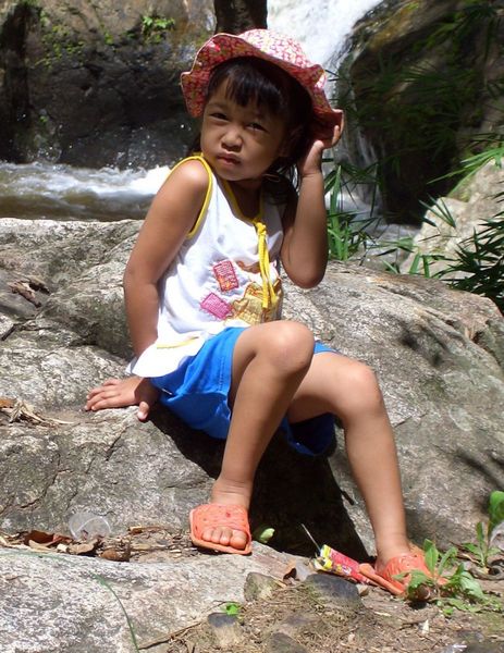 Nong Noey am Wasserfall