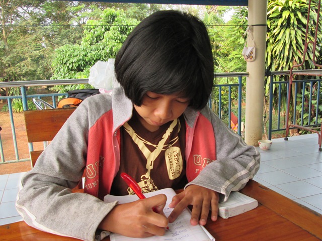 Nong Noey macht Hausaufgaben
